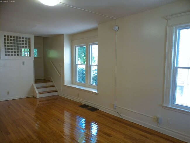 Building Photo - Available 8/1/26- Spacious and Open Two St...