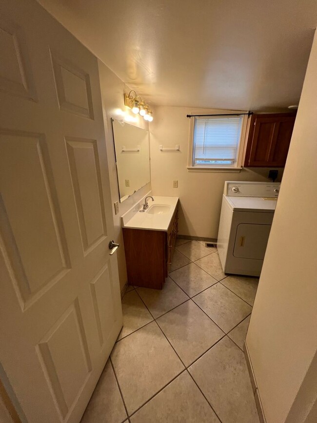 Building Photo - 1-2 Bedroom 1 Bath House with Garage, Newl...