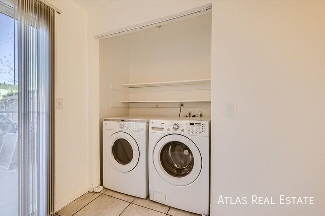 Building Photo - 904 Excalibur St