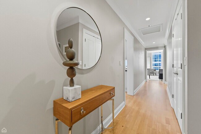 Building Photo - 10 E Delaware Pl