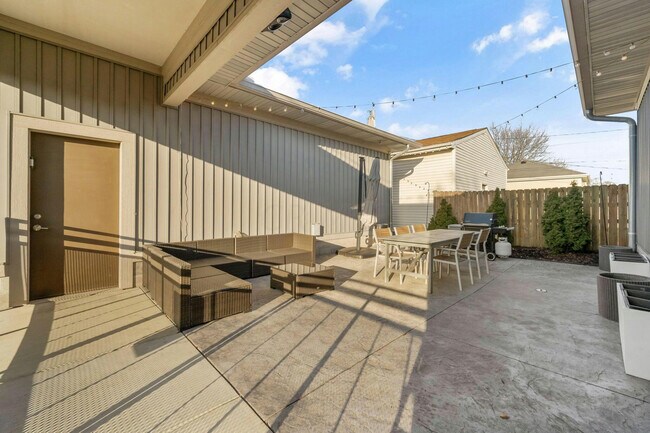 Building Photo - 484 E Kossuth St