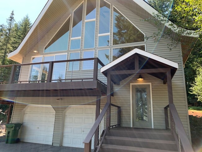Building Photo - 5 bedroom 3 bathroom gorgeous house with v...