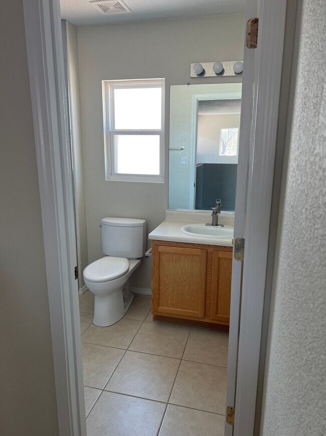 Building Photo - Vista Del Norte neighborhood 3 Bedroom