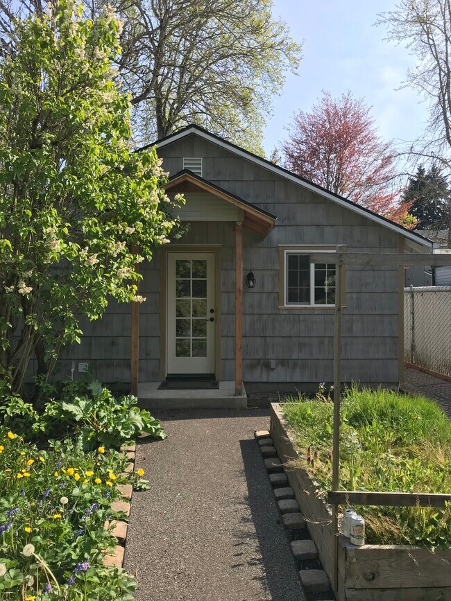 Building Photo - 224 NE Jefferson St