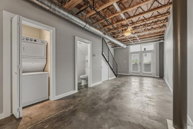 Building Photo - 1305 E 6th St