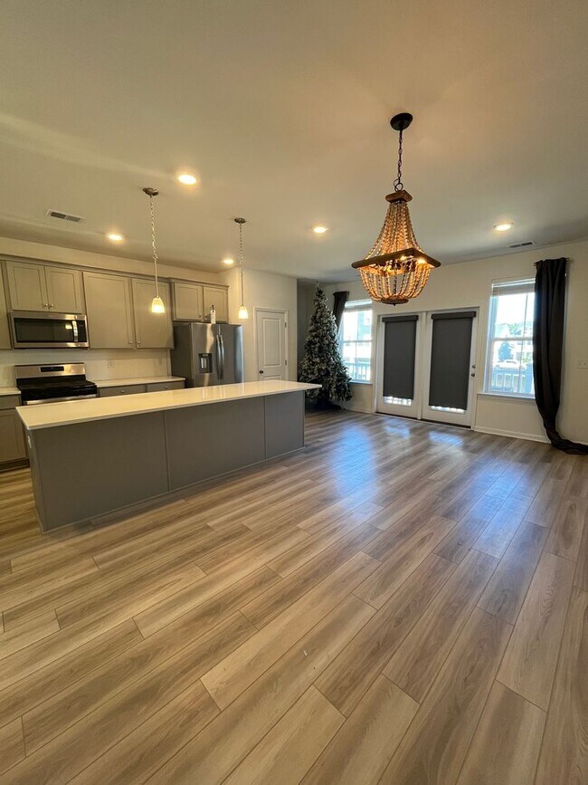 Building Photo - Tri-level Townhome in Foxbank Plantation