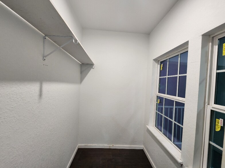 Building Photo - 945 E Drexel Ave