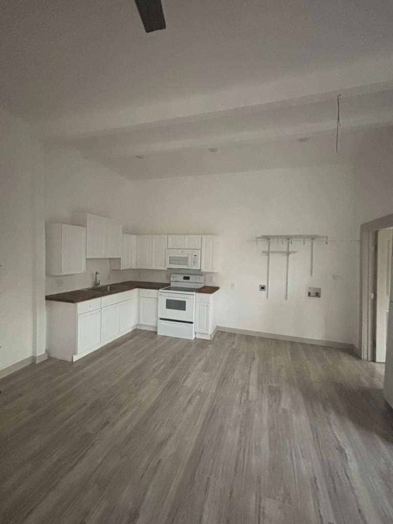 Building Photo - 2004 Monterey St