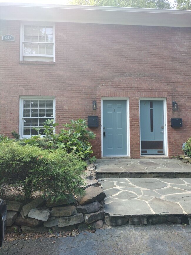 Building Photo - Lovely 2 Bed 1.5 Bath Townhome!