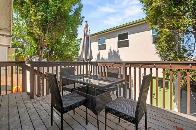 Building Photo - Spacious and conveniently located 2b/2bath single family home, available for Mid-January 2026!!!!!