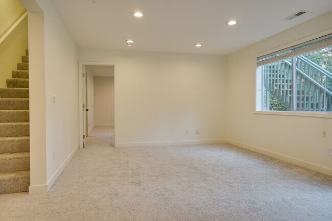 Building Photo - Renton Multi-level home