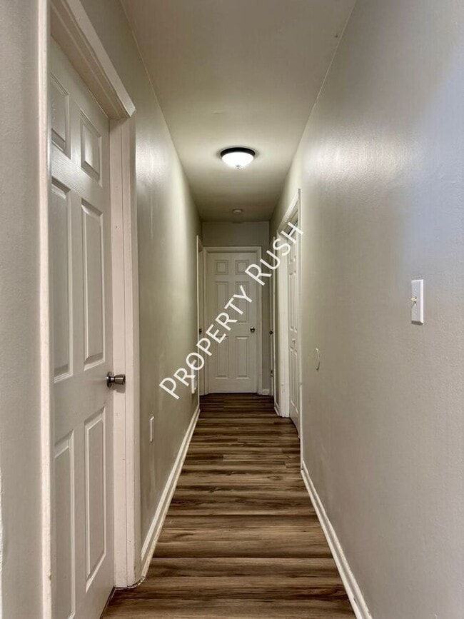 Building Photo - 1014 N Larchmont Dr