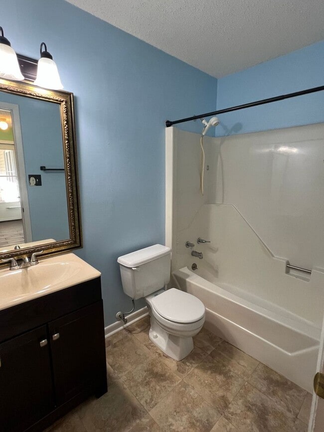 Building Photo - 3 bedroom, 2 bath House