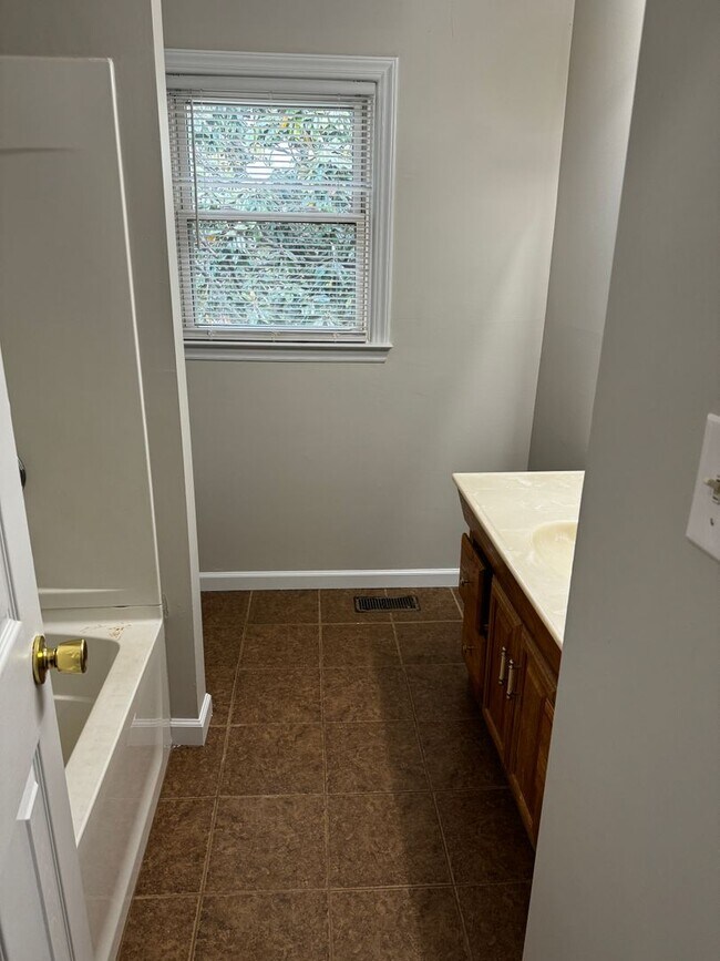 Building Photo - 4 Bedroom 2.5 Bath Home