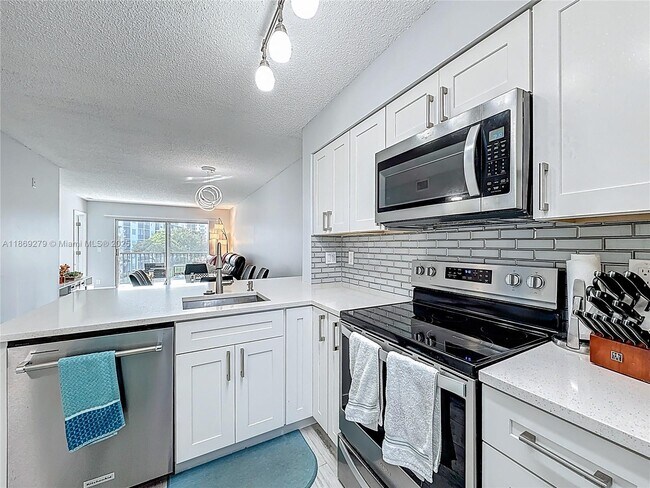 Building Photo - 2228 N Cypress Bend Dr