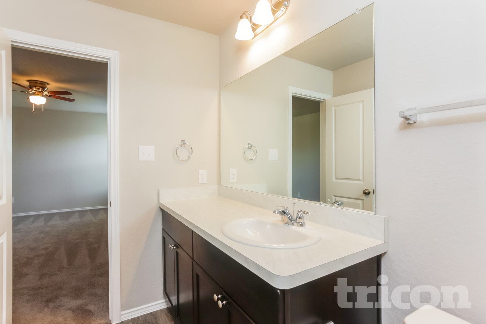 Building Photo - 1932 Bluethroat