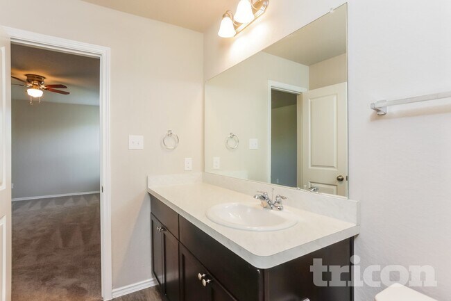 Building Photo - 1932 Bluethroat