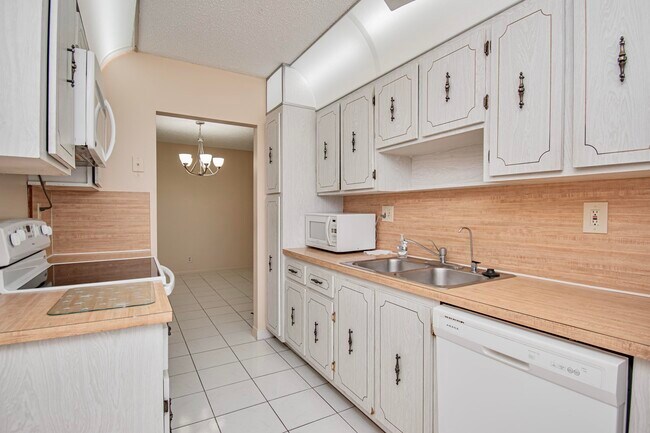 Building Photo - 14579 Canalview Dr