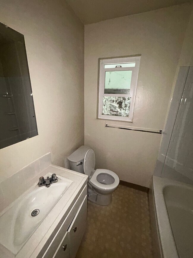 Building Photo - 333 Poplar St