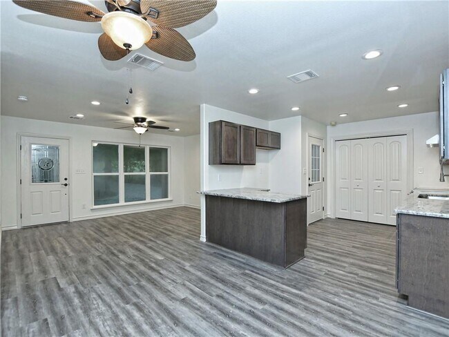 Building Photo - 208 Sendero Cove