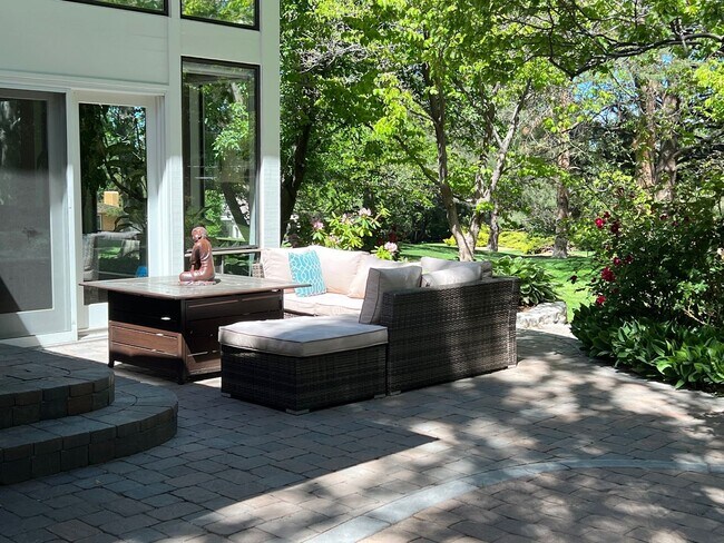 Building Photo - Gorgeous Lakeridge Shores Home Available Now
