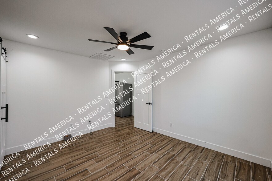 Building Photo - 526 S Crismon Rd