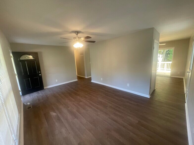 Building Photo - 221 Fallsway Ln