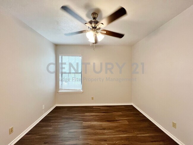 Building Photo - 1108 N Elm St