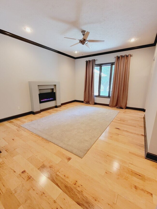 Building Photo - Spacious & Unique in Twin Oaks, Southwest ...