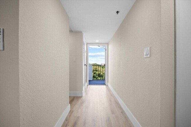 Building Photo - 3100 W Rolling Hills Cir