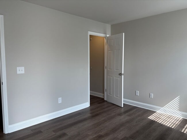 Building Photo - 3 Bedroom, 2 Bathroom Apartment in Winston...