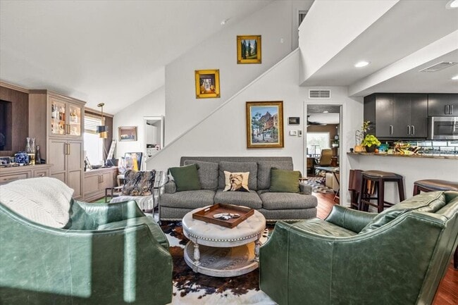 Building Photo - 2903 W Bay Ct Ave