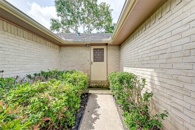 Building Photo - 16355 Sierra Grande Dr