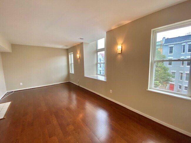 Building Photo - Dupont - West End Fabulous studio with decorative Fireplace & W/D