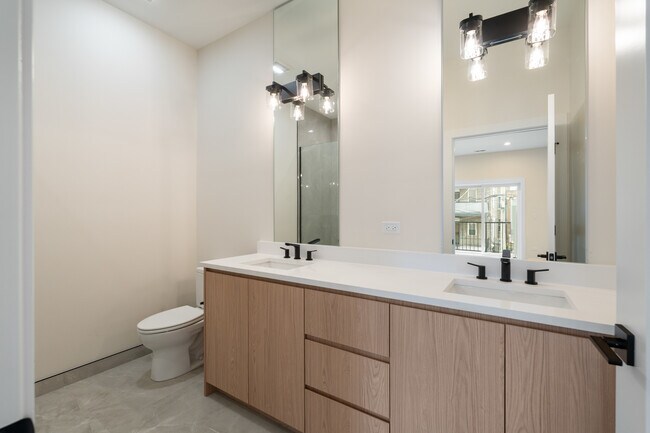 Building Photo - 416 E 50th Pl
