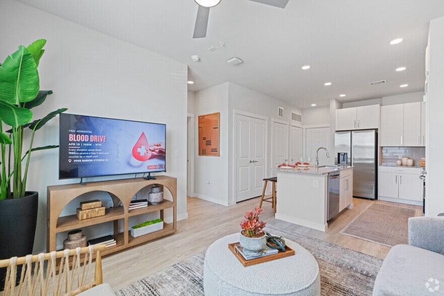 1BR, 1BA - 678SF - Living Room - Prose Canopy