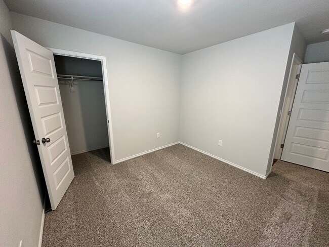 Building Photo - Move -in Special: Stunning 4-Bedroom, 2-Ba...