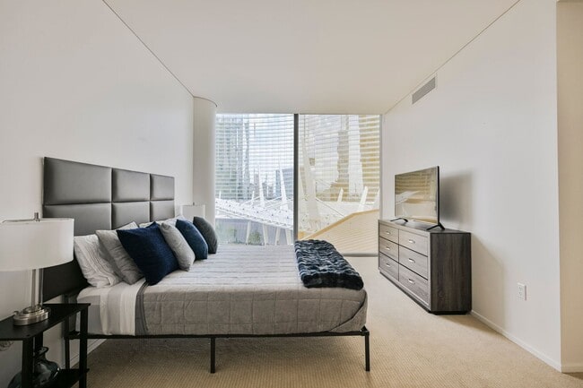 Building Photo - Luxurious premium corner unit nearly 1600 sq ft., Impeccably furnished-turn key- 2 bedroom 2 bath...