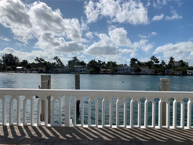 Building Photo - 1455 N Treasure Dr