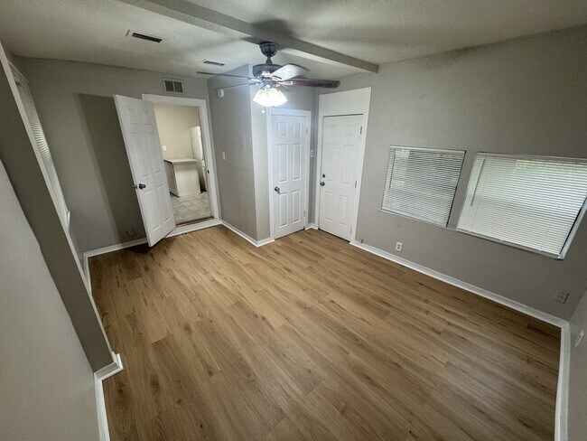 Building Photo - Three Bedroom One Bathroom Cottage in Palmetto Park, St. Petersburg
