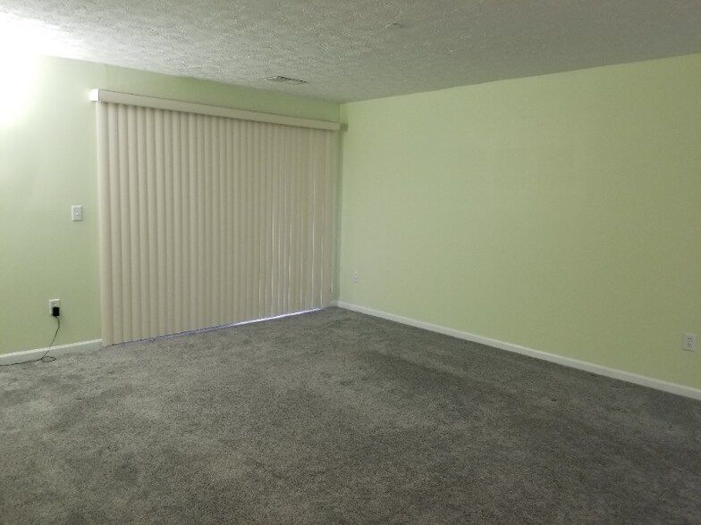 Building Photo - 400 Lakeview Dr