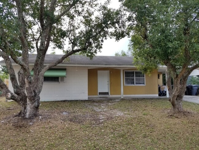 Building Photo - Southwest Winter Haven Three-Bedroom Home