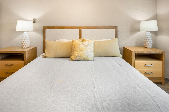 Building Photo - Downtown Anchorage Two Bedroom Two Bath (101)