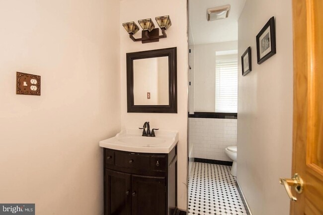 Building Photo - 822 N Ringgold St