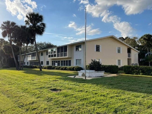 Building Photo - 600 Royal Palm Pl