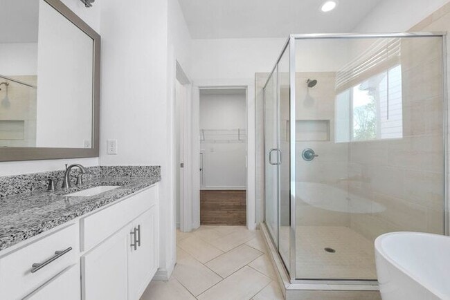 Building Photo - 3388 Kelowna Ct