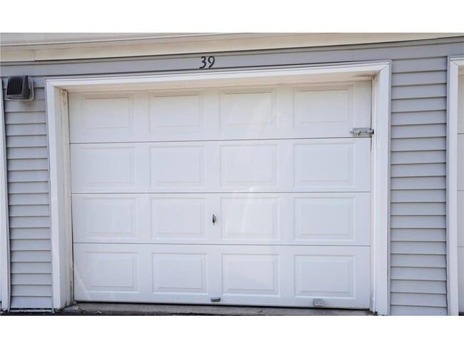 Building Photo - 1601 N Innsbruck Dr