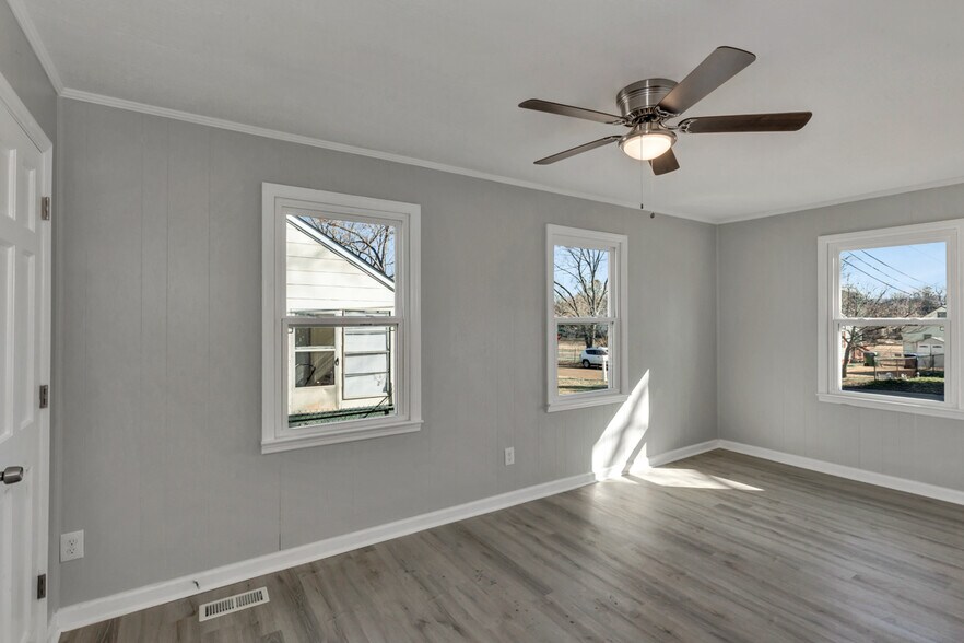 Building Photo - 2206 Walnut St SW