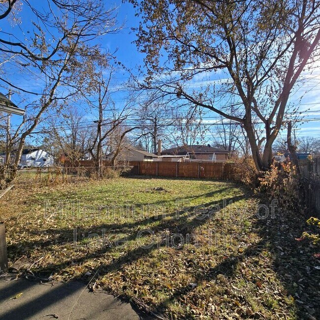 Building Photo - 644 E Meyers Ave