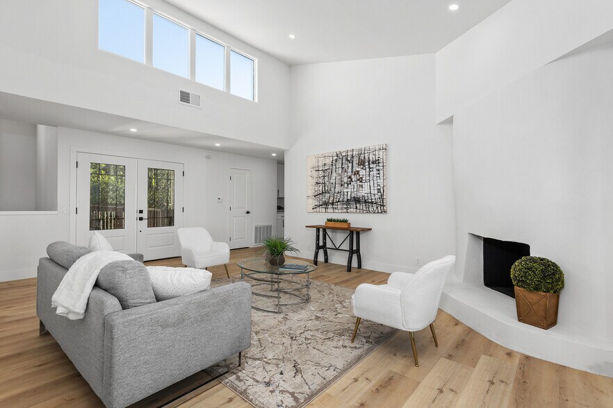 Building Photo - 700 Selma Pl